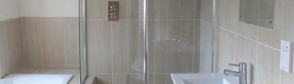 Küçük banyo için yer kazandıran katlanır cam duşakabin